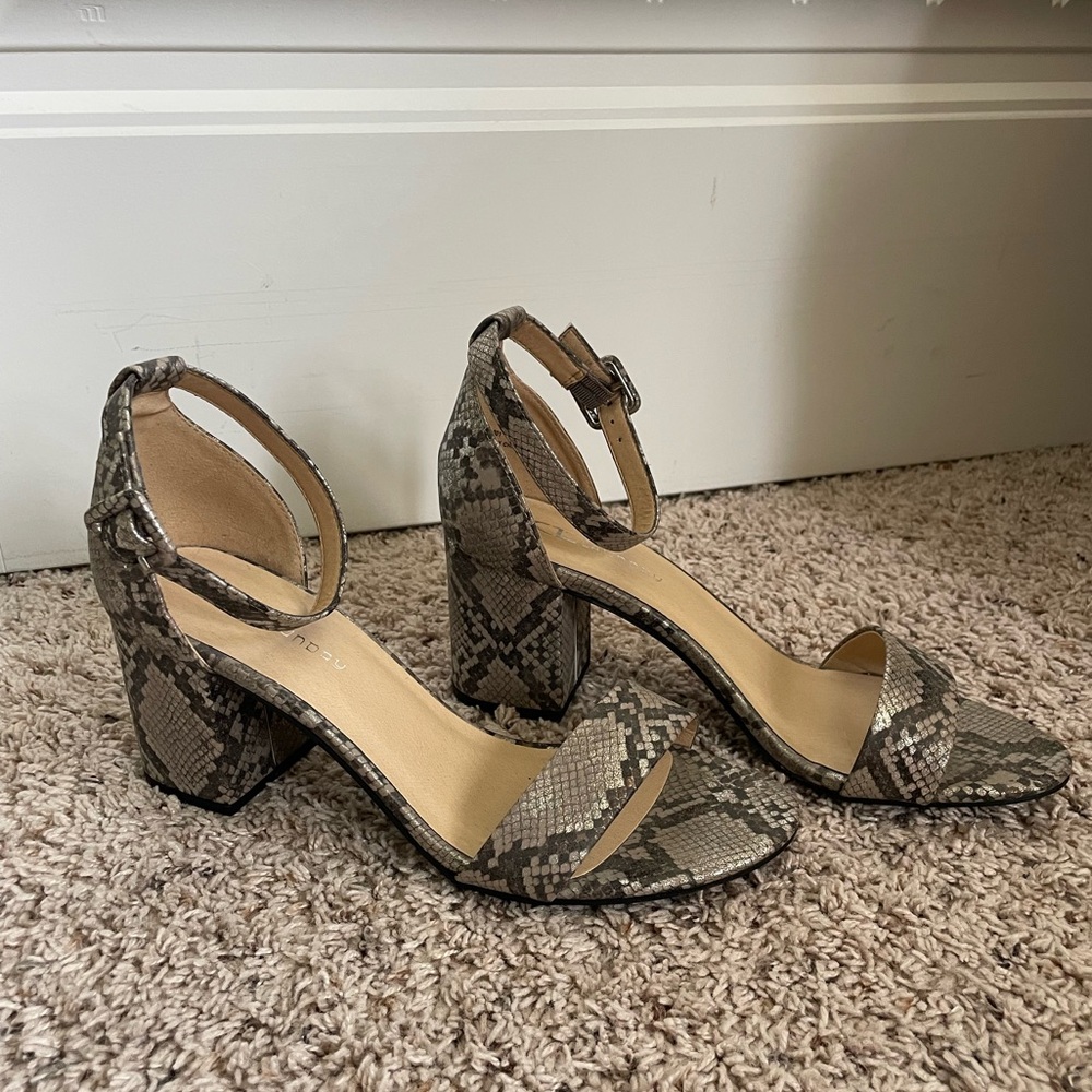 BRAND NEW CLaundry snakeskin heels
